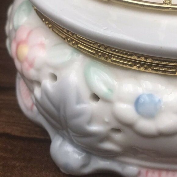 Trinket Box or Potpourri Holder Porcelain Doves in Gold-tone Cage on Hinged Lid - Picture 10 of 11